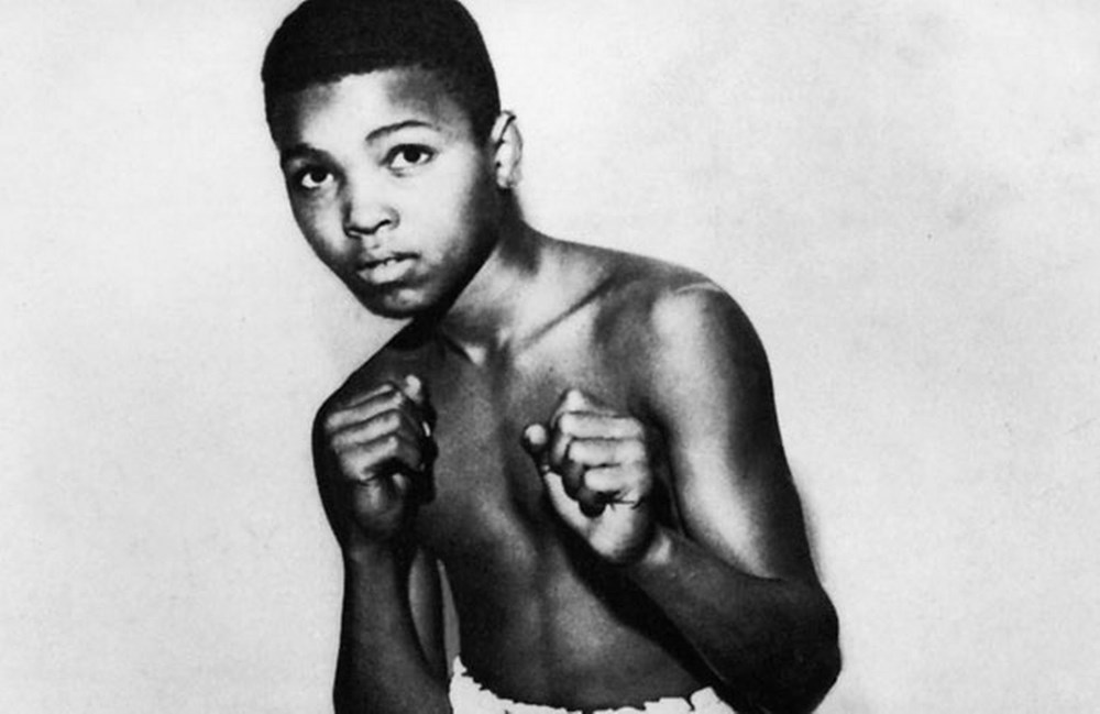 Ali sinh ngày 17/1/1942 tại Louisville, Kentucky, Mỹ, tên thật Cassius Marcellus Clay.