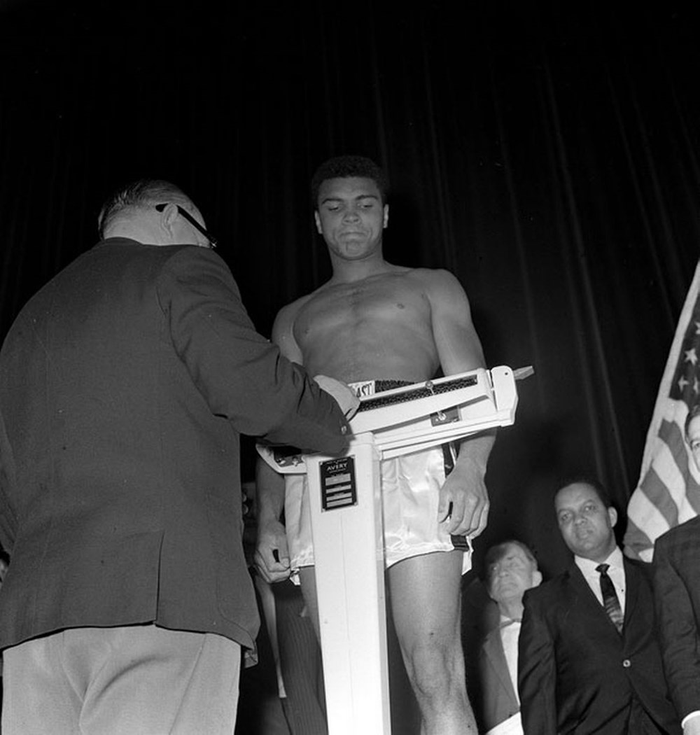  Muhammad Ali cân trước cuộc tái đấu Henry Cooper vào năm 1966