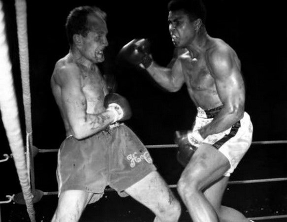 Muhammad Ali và đối thủ Henry Cooper chiến đấu tại sân vận động Highbury, London để giành danh hiệu Vô địch quyền anh hạng nặng thế giới vào tháng 5/1966.