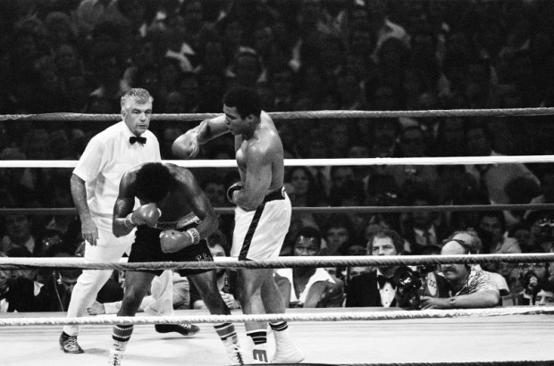 Muhammad Ali đánh Leon Spinks, tại Louisiana Superdome, tháng 9/1978, trở thành nhà vô địch quyền anh hạng nặng 3 lần liên tiếp.