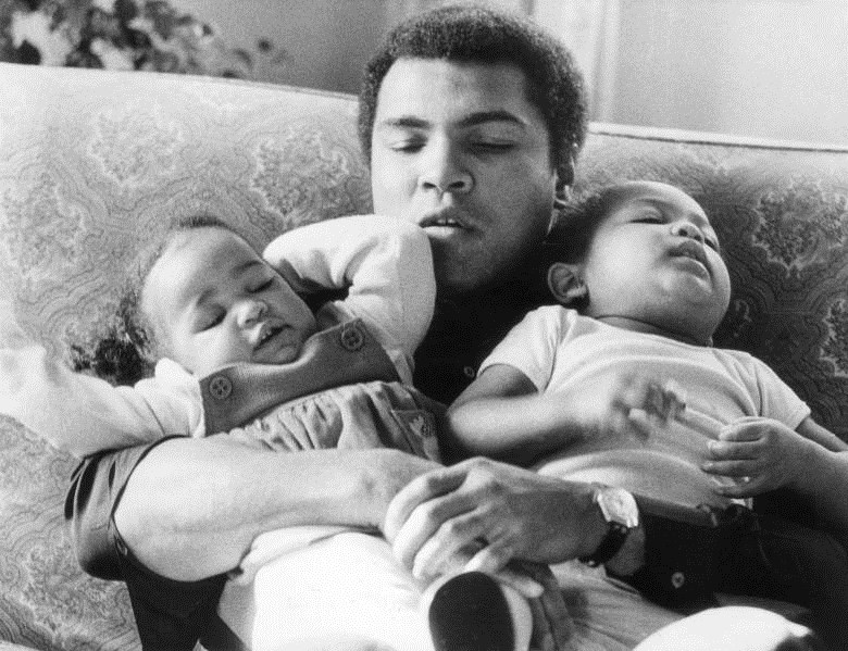  Muhammad Ali cùng hai cô con gái là Laila (trái) và Hana vào năm 1978.