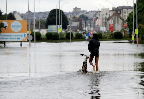 Nước lũ lênh láng ở thủ đô Paris.