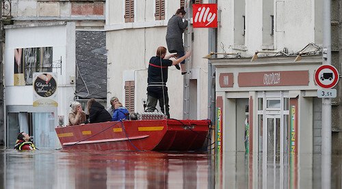 Không chỉ ở Pháp, trận ngập lụt này còn xảy ra đồng thời ở các nước châu Âu khác như Đức và Bỉ. Theo AFP, tổng cộng đã có ít nhất 17 người chết do trận lũ lịch sử gây ra.
