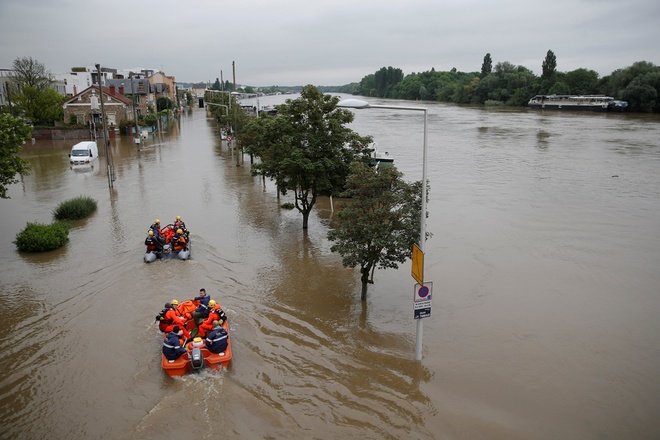 Các nhân viên cứu hộ từ Cơ quan An ninh Dân sự Pháp đưa xuồng nhỏ tham gia cứu hộ trên sông Seine.