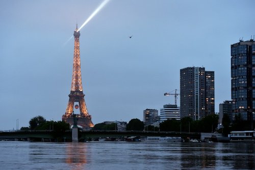 Khu vực gần tháp Eiffel - biểu tượng của nước Pháp, cũng bị ngập nặng.
