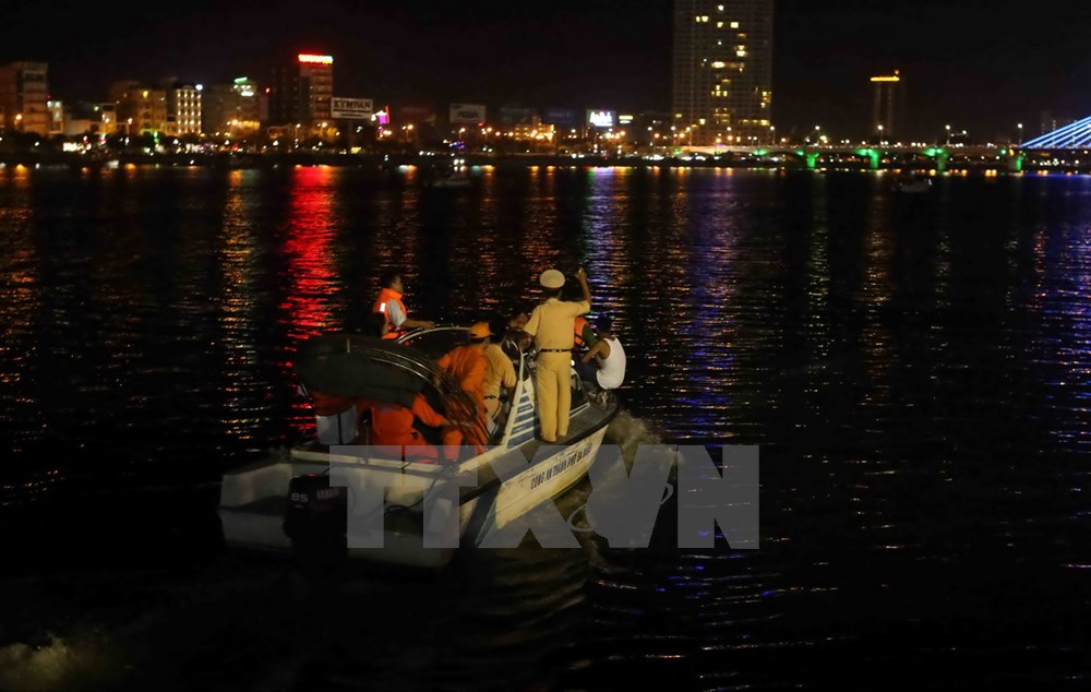 Các lực lượng cứu hộ đang khẩn trương tìm kiếm những hành khách của tàu du lịch gặp nạn trên sông Hàn. (Ảnh: Trần Lê Lâm/TTXVN)