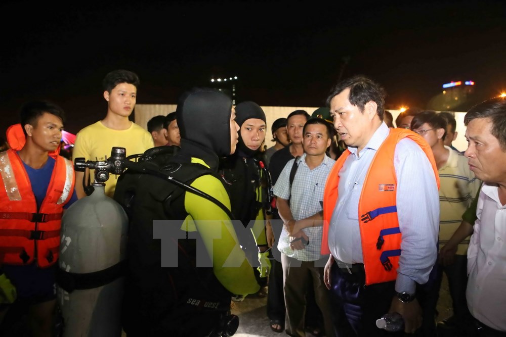  Chủ tịch thành phố Đà Nẵng Huỳnh Đức Thơ chỉ đạo công tác cứu hộ người bị nạn tại hiện trường. (Ảnh: Trần Lê Lâm/TTXVN)