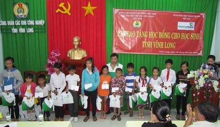  Ông Huỳnh Minh Tuấn- Phó Giám đốc Ngân hàng TMCP Ngoại thương chi nhánh tỉnh Vĩnh Long trao học bổng cho các em.