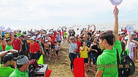 Công nhân lao động vui chơi tại biển Thạnh Phú