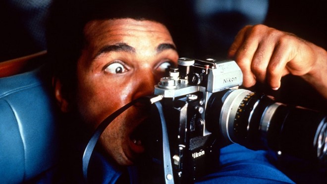 When We Were Kings (1996): Tác phẩm tài liệu dài 90 phút tập trung xoay quanh trận đấu giữa Ali và George Foreman năm 1974 - sự kiện thể thao được báo chí gọi là “The Rumble in the Jungle” (Trận thư hùng trong rừng xanh). Theo dõi When We Were Kings, người xem còn hiểu được những ảnh hưởng chính trị của nó bởi cuộc đấu diễn ra ở châu Phi. Phim được giới phê bình ca ngợi hết lời và thắng giải Phim tài liệu xuất sắc tại Oscar 1997. Cả Ali và Foreman đều có mặt trên sân khấu trao giải cùng đoàn làm phim và tuyên bố rõ rằng họ đã làm hòa sau trận thư hùng năm xưa. Ảnh: Gramercy Pictures