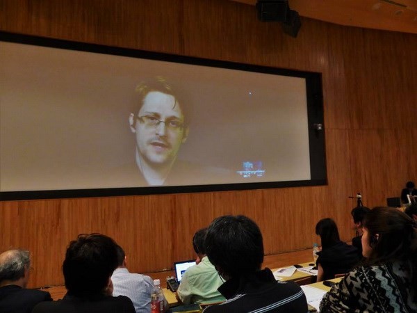 Edward Snowden nói về hoạt động giám sát của Mỹ tại Nhật Bản qua một video từ Nga trong một hội nghị chuyên đề tại Tokyo vào hôm 4/6. (Nguồn: japantimes.co.jp)