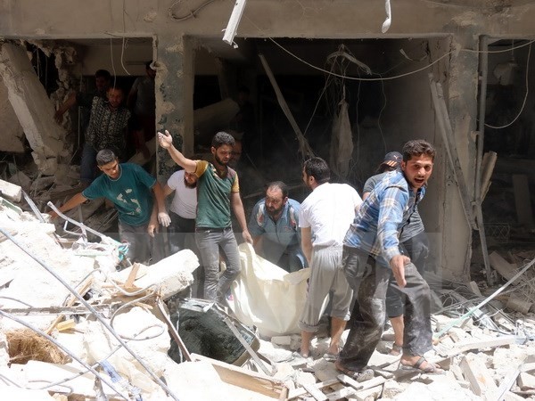 Lực lượng dân phòng Syria làm nhiệm vụ tại khu vực đổ nát sau một vụ tấn công ở Sukkari, vùng lân cận phía Bắc thành phố Allepo. (Nguồn: AFP/TTXV)