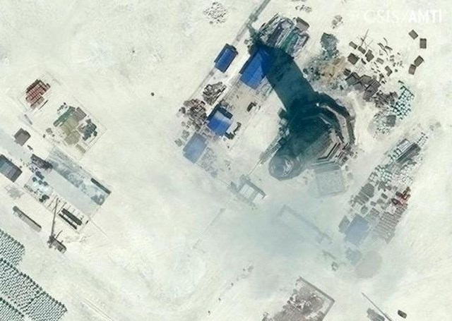 Ảnh chụp từ trên cao cho thấy các công trình phi pháp do Trung Quốc xây dựng trên bãi Xu Bi, thuộc quần đảo Trường Sa của Việt Nam (Nguồn: Reuters)