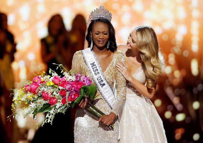 Hoa hậu Mỹ 2015 Olivia Jordan trao vương viện cho Deshauna Barber. Ảnh: REUTERS