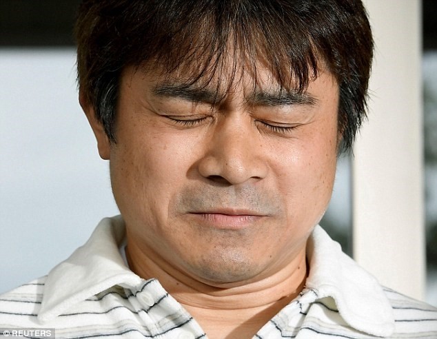 Ông Takayuki Tanooka, bố của Yamato khóc nghẹn khi thông báo về sự việc (Nguồn: Reuters)