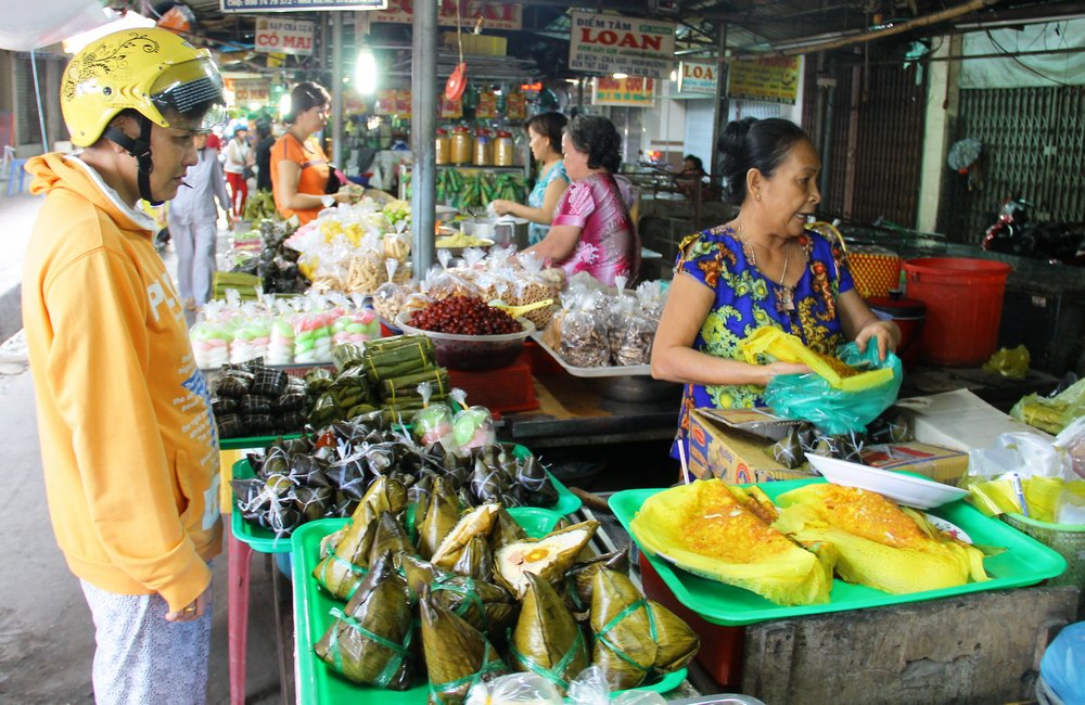 Bánh xèo, bánh khọt cũng được đổ tại chợ để phục vụ khách mang về.
