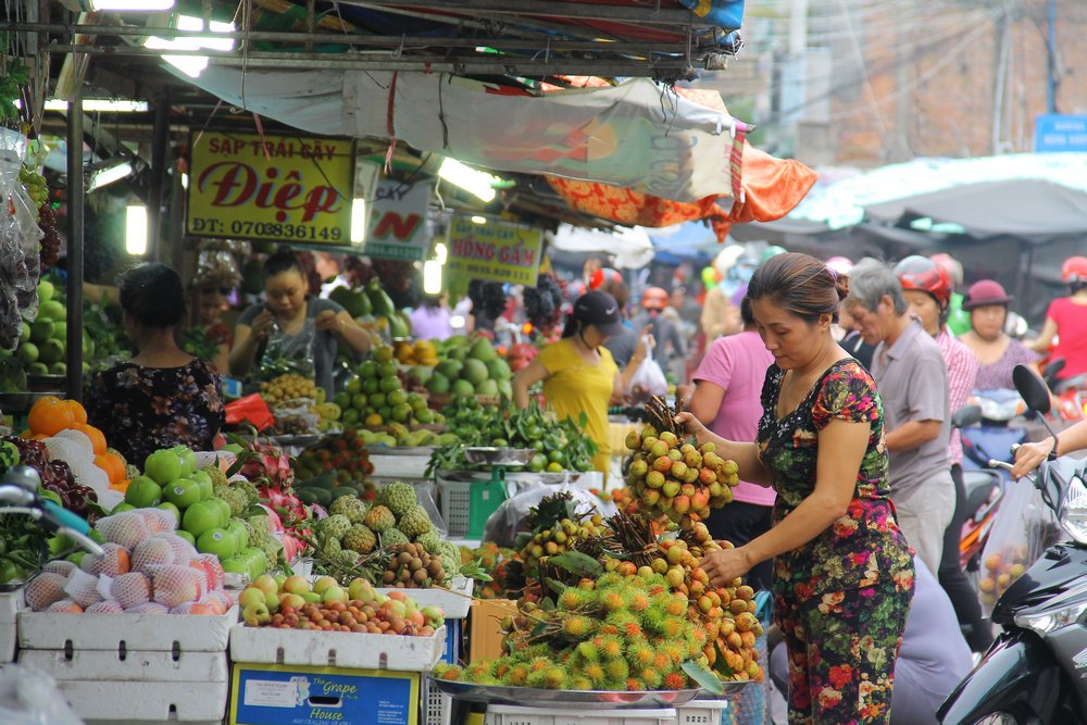 Giá trái cây giảm đã tạo điều kiện cho người dân mua được mặt hàng ngon với cả phải chăng. Năm nay, các loại quả vải, thanh long, được rất nhiều người ưa chọn bởi giá rẻ, trái đỏ mọng, tròn căn bóng.