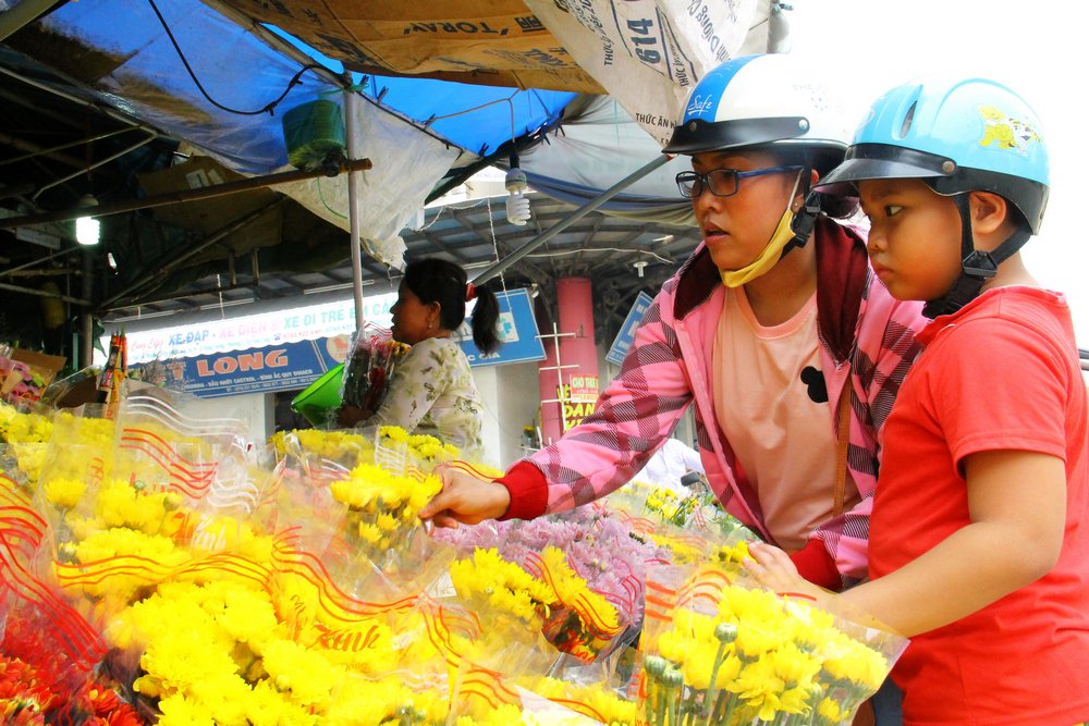 Hoa tươi dịp này cũng rất hút khách, nhưng giá vẫn ổn định. Người mua chọn nhiều nhất là hoa huệ, hoa ly, hoa cúc...với giá từ 15.000- 80.000đ/bó.