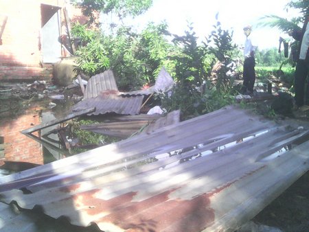 Căn nhà bị sập sau lốc xoáy vào tối 6/6 tại Mang Thít.