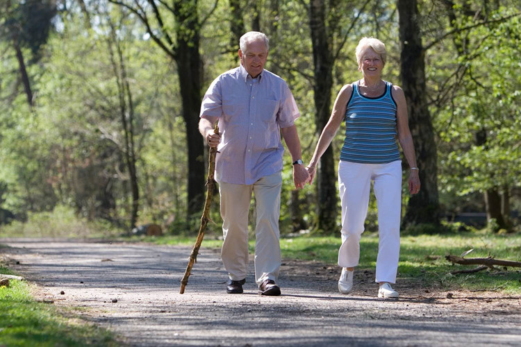 Giám đốc sở Y tế quốc gia Anh cũng khuyến khích người trưởng thành nên vận động khoảng 150 phút mỗi tuần và cách dễ nhất để đạt được điều này chính là đi bộ thường xuyên hơn.
