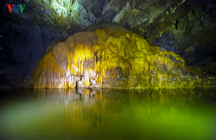 Một đặc điểm mang tính đặc thù ở đây là hệ thống sông chảy ngầm và các hang động trong lòng núi đá vôi.