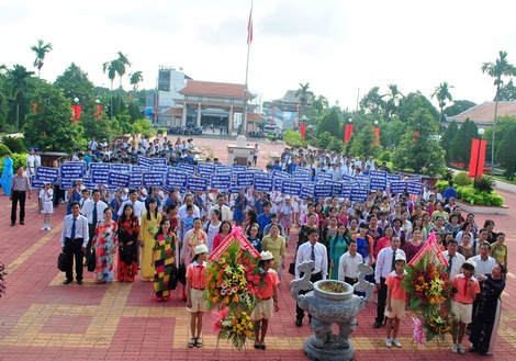Học sinh các trường trên địa bàn huyện Long Hồ viếng Khu Lưu niệm cố Chủ tịch HĐBT Phạm Hùng. Ảnh: CAO HUYỀN