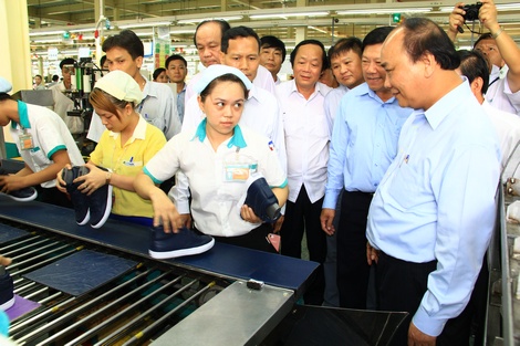Thủ tướng Chính phủ Nguyễn Xuân Phúc thăm nhà xưởng của Công ty TNHH Tỷ Xuân.