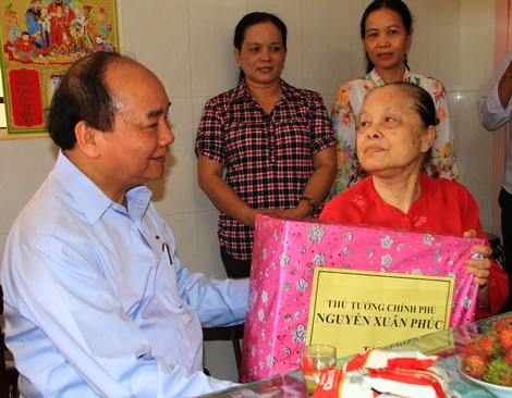 Thủ tướng Nguyễn Xuân Phúc ân cần hỏi thăm sức khỏe Mẹ Việt Nam anh hùng Phan Thị Hồng.