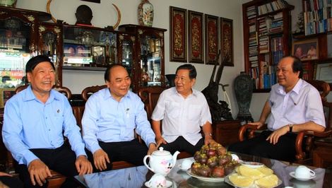 Thủ tướng Nguyễn Xuân Phúc và Bí thư Tỉnh ủy- Trần Văn Rón  ân cần hỏi thăm sức khỏe nguyên Bí thư Tỉnh ủy Nguyễn Văn Quân.