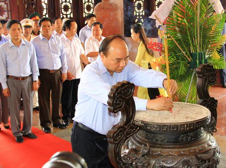 Thủ tướng Nguyễn Xuân Phúc dâng hương tại Khu tưởng niệm cố Chủ tịch HĐBT Phạm Hùng.