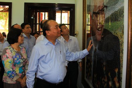 Thủ tướng tham quan khu trưng bày