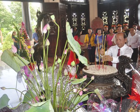 Lãnh đạo tỉnh dâng hương tưởng niệm cố Chủ tịch HĐBT Phạm Hùng.