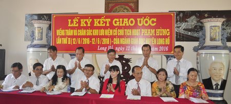 Lễ ký kết giữa ngành giáo dục huyện Long Hồ và Ban Quản lý Khu di tích.