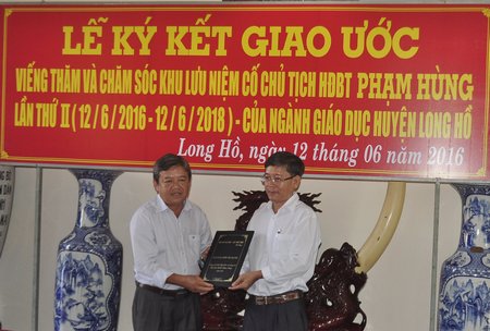 Phó Giám đốc Sở Văn hóa, Thể thao và Du lịch- Nguyễn Xuân Hoanh (phải) tiếp nhận tư liệu do Sở Nội vụ trao tặng.