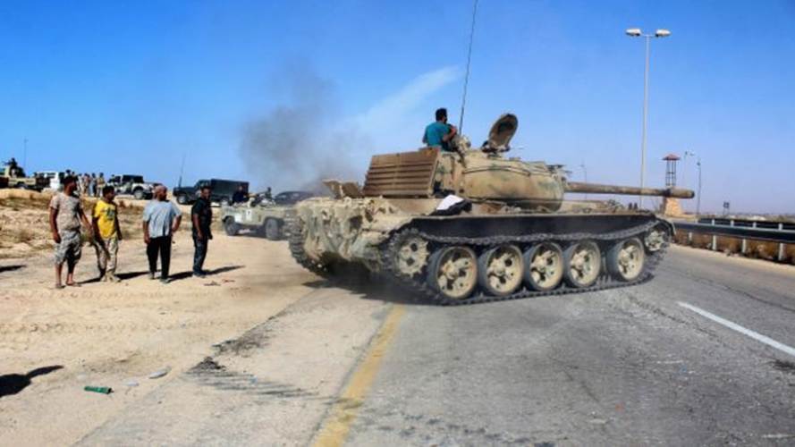 Xe tăng của lực lượng quân đội Libya tiến vào Sirte sau trận chiến ác liệt với các tay sũng của Nhà nước Hồi giáo tự xưng (IS) (ảnh: Reuters).
