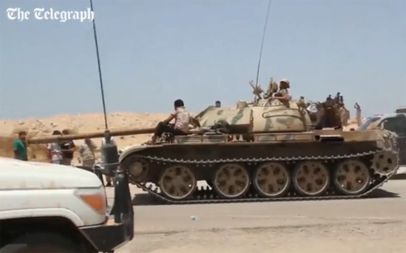Lực lượng Libya dùng hỏa lực pháo binh tấn công cùng với sự hỗ trợ của các máy bay chiến đấu. Còn phiến quân IS đáp trả bằng súng bắn tỉa, súng máy và súng cối. (ảnh: Telegraph).