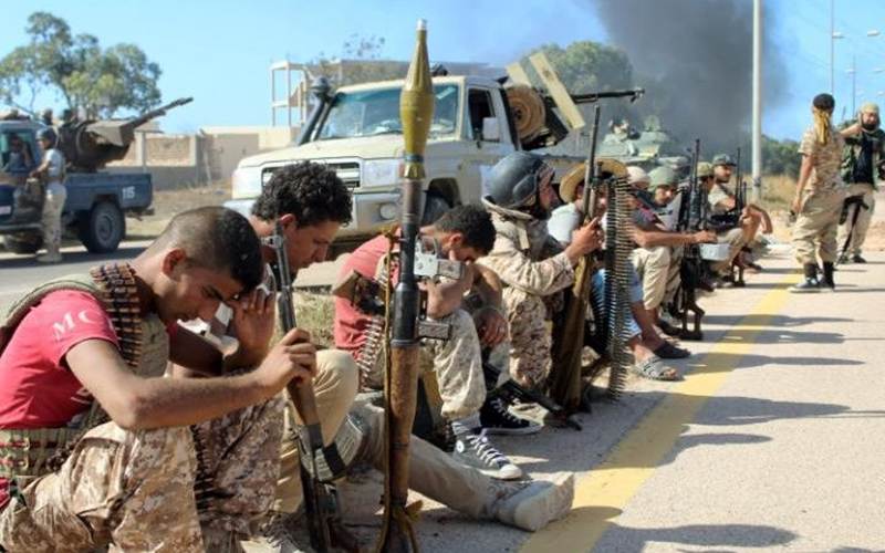 Binh sỹ Libya nghỉ ngời sau cuộc giao tranh ác liệt. (ảnh: Reuters).
