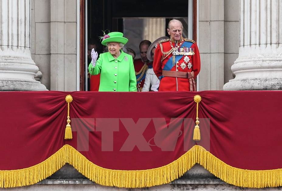 Nữ hoàng Anh Elizabeth II (trái) và Quận công Philip tại ban công Cung điện Buckingham ngày 11/6. (Nguồn: THX/TTXVN)