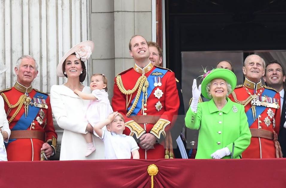 Các thành viên trong gia đình Hoàng gia Anh, trong đó có Hoàng tử William và Công nương Kate cùng với hai con, đứng trên ban công của Cung điện Buckingham để cùng theo dõi đoàn máy bay diễu hành qua khán đài.. (Nguồn: EPA/TTXVN)