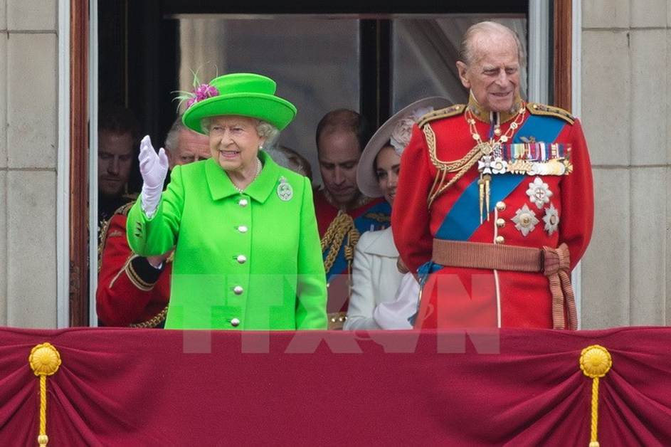 Nữ hoàng Anh Elizabeth II (trái) và Quận công Philip tại ban công Cung điện Buckingham ngày 11/6. (Nguồn: AFP/TTXVN)