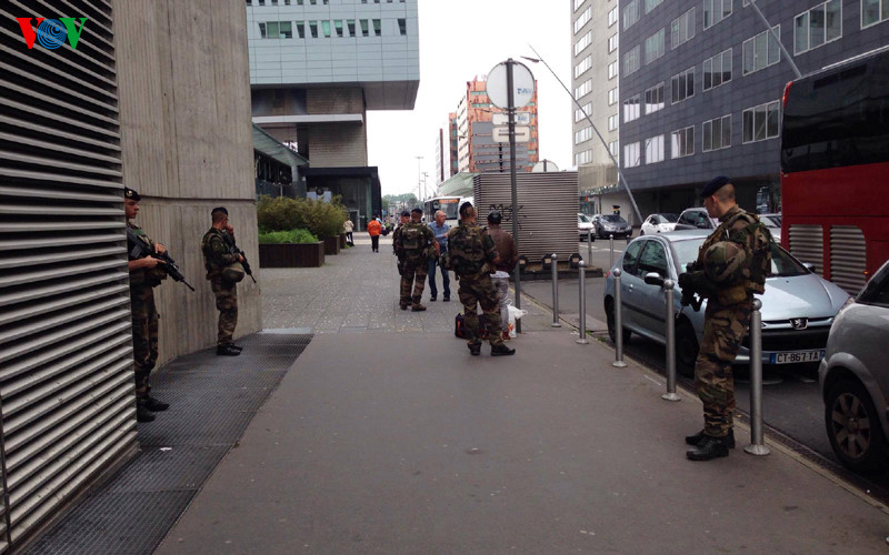 Ngay từ khu vực tàu điện ngầm hay bến xe buýt tới Lille là các thành viên của lực lượng phản ứng nhanh, được trang bị vũ khí đầy đủ, luôn trong trạng thái sẵn sàng nhận nhiệm vụ.