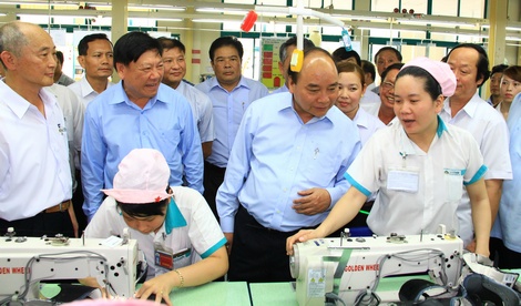 Thủ tướng Nguyễn Xuân Phúc đến thăm Công ty TNHH Tỷ Xuân- doanh nghiệp đã giải quyết gần 19.000 lao động trong khu vực.