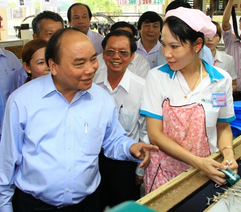 Thủ tướng Nguyễn Xuân Phúc thăm hỏi công nhân Vĩnh Long.