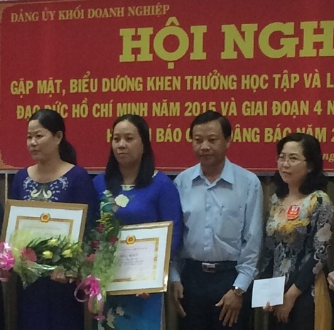 Chị Đặng Kim Dung (thứ hai từ trái sang) đạt giải nhất Hội thi Báo công dâng Bác năm 2015 của Đảng ủy Khối Doanh nghiệp tỉnh.