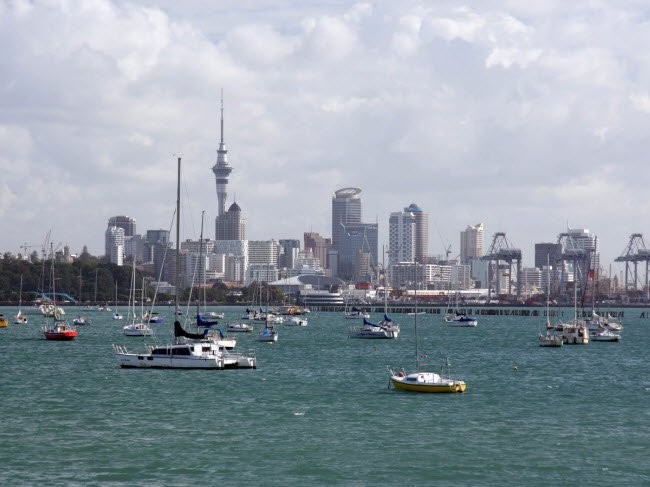 Thành phố Auckland (New Zealand), nổi tiếng với những bãi biển cát đen hoang sơ và nhiều điểm du lịch hấp dẫn như triển lãm nghệ thuật Auckland với hơn 15.000 tác phẩm. Ngoài ra, du khách có thể tham quan những địa điểm được lựa chọn cho bối cảnh bộ phim “Chúa tể của những chiếc nhẫn”, rừng hay suối nước nóng.