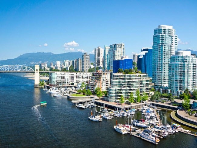 Nằm tại bang British Columbia (Canada), Vancouver là một trong những thành phố thân thiện và xanh nhất thế giới, với diện tích cây xanh hơn 400 ha cùng bờ biển trải dài. Phương tiện lý tưởng nhất để tham quan thành phố này là xe đạp.