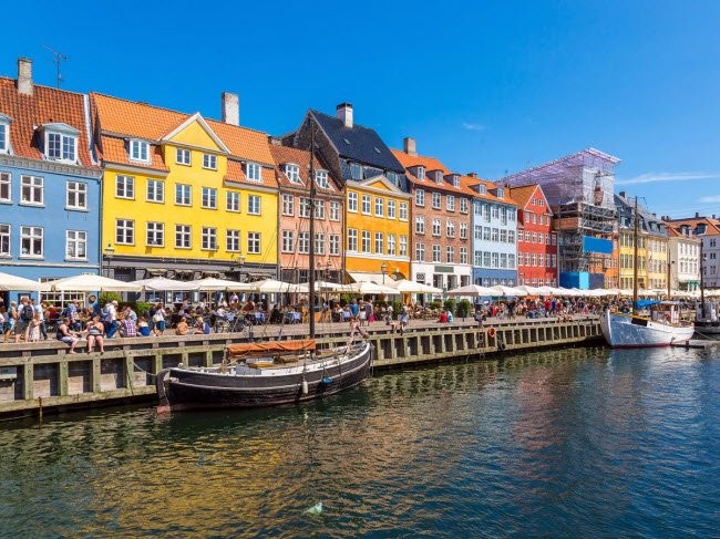 Thành phố Copenhagen (Đan Mạch), có hệ thống kênh rạch chằng chịt và rất nhiều cây cầu. Nơi đây cũng là quê hương của công viên giải trí lâu đời thứ hai trên thế giới và nhiều nhà truyền thống với các món ăn đặc trưng của Đan Mạch.
