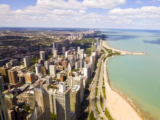 Nằm trên bờ hồ Michigan ở bang Illinois, Chicago là thành phố lớn thứ ba của nước Mỹ. Thành phố là địa điểm ưa thích của những người mê nhảy dù và một số môn thế thao khác. Lễ hội âm nhạc Lollapalooza cũng là một trong những sự kiện hấp dẫn được tổ chức hàng năm tại đây.
