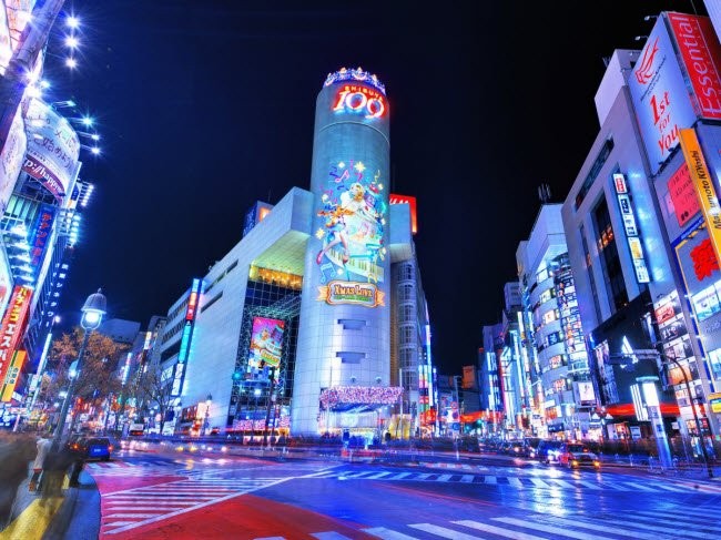 Thủ đô Tokyo (Nhật Bản), có một phía giáp Thái Bình Dương và phía còn lại giáp biển Nhật Bản. Đây là thành phố hiện đại bậc nhất thế giới với nhiều khu mua sắm và nhà hàng nổi tiếng như Nihonryori RyuGin.