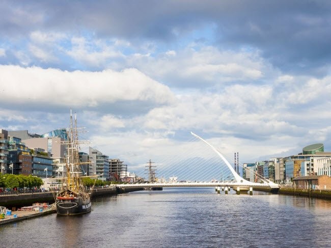 Thành phố Dublin (Ireland) là quê hương của nhiều nhà văn nổi tiếng thế giới và là đô thị có mật độ không gian xanh trên số dân cao nhất châu Âu. Một trong những không gian xanh nhất thành phố này là công viên Phượng Hoàng.